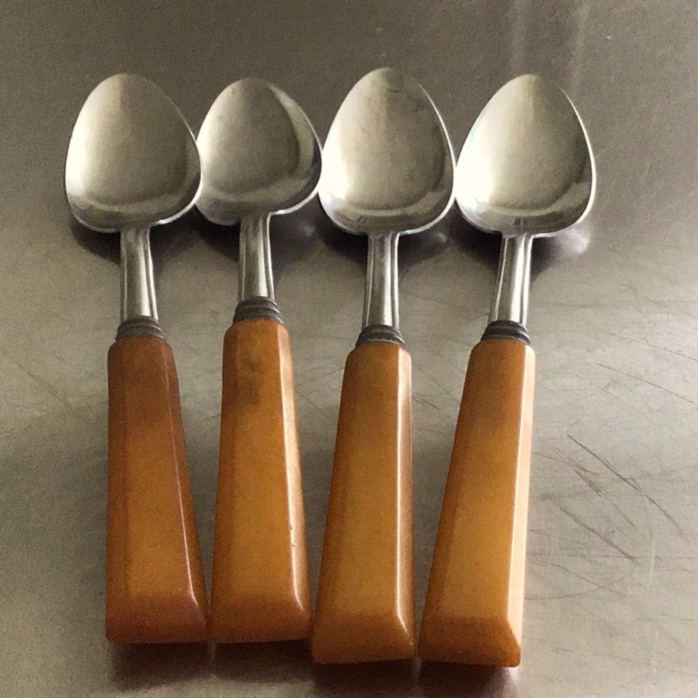 Set of 4 Vintage Bakelite spoons. No chips/scratches. Used, vintage condition.